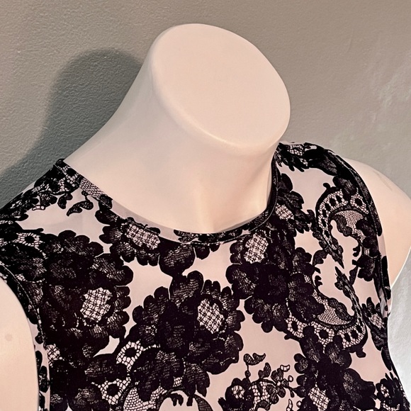Women’s Vince Camuto cut out shoulder long sleeve B/W floral pattern top - Picture 4 of 10